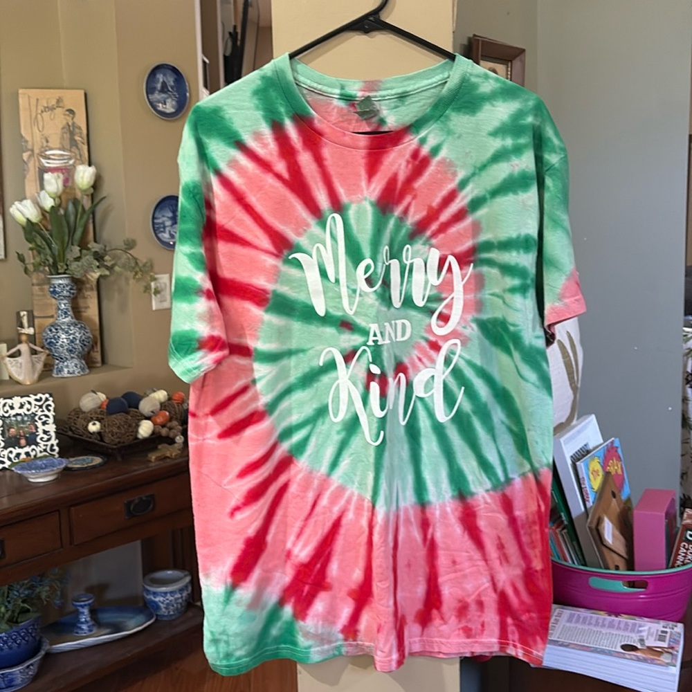 MERRY AND KIND TIE DYE SHIRT SUNSHINE SISTERS